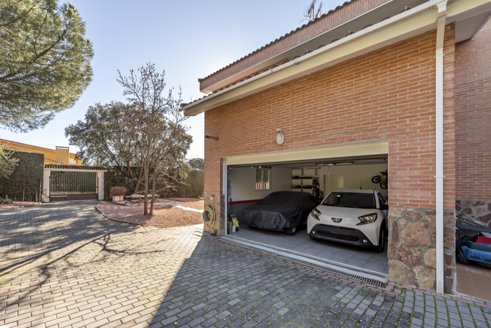 Maximizing Garage Space: Effective Cleanout Tips for Zion Homeowners